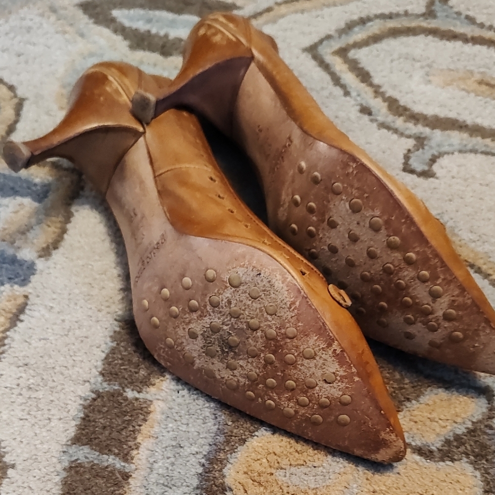 Pedro Garcia Brown Pointed Toe Star-Cut Heels with Decorative Accent - Picture 4 of 10
